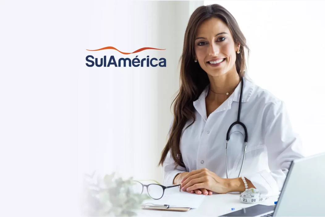Médica sorrindo em consultório, ao lado do logotipo SulAmérica